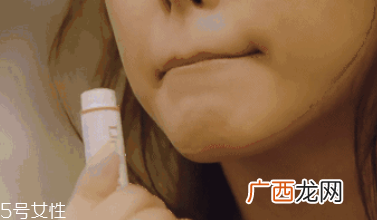 润唇膏吃了会中毒吗？剂量小不会有事