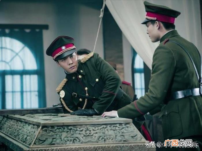 吴邪去接张起灵，塌肩膀为什么阻止吴邪张起灵进入张家古楼
