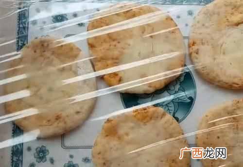 烧饼用的蓬松剂是什么意思（烧饼蓬松酥软的技