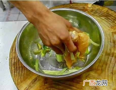 鸡排腌制是用什么配料（自己在家怎么做鸡排好