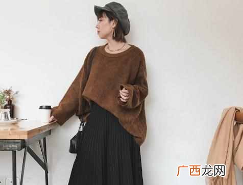 焦糖色衣服配什么颜色（女生焦糖色服装搭配示
