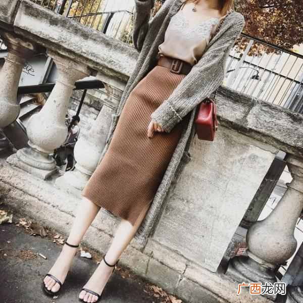 焦糖色衣服配什么颜色（女生焦糖色服装搭配示