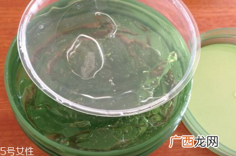 得鲜芦荟胶含酒精吗？芦荟胶当睡眠面膜的作用