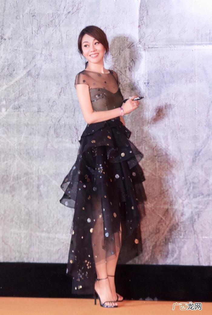 胡歌和闫妮结婚,38岁胡歌和49岁闫妮演情侣