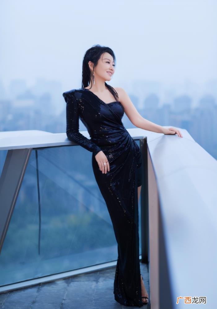胡歌和闫妮结婚,38岁胡歌和49岁闫妮演情侣