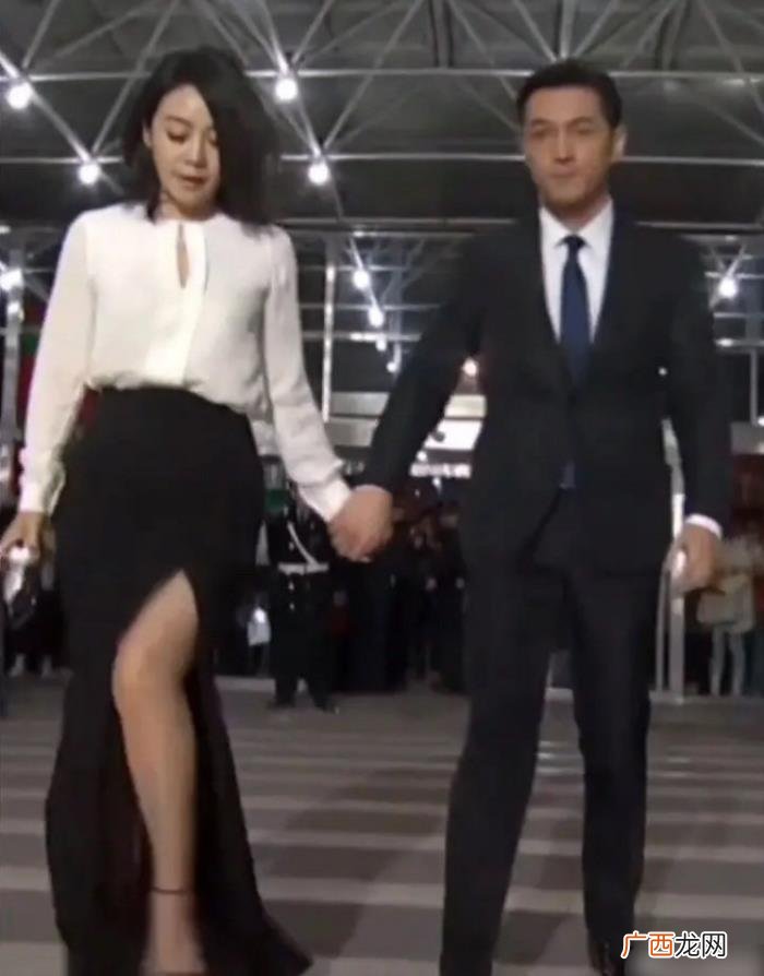 胡歌和闫妮结婚,38岁胡歌和49岁闫妮演情侣
