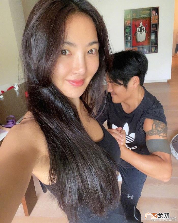 曹格41岁老婆罕晒二人合照 曹格的老婆