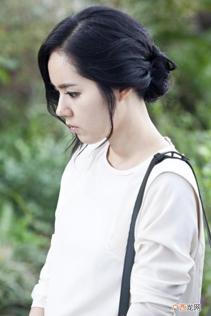 鼻子上的痣赏心悦目 鼻子上有痣的女人