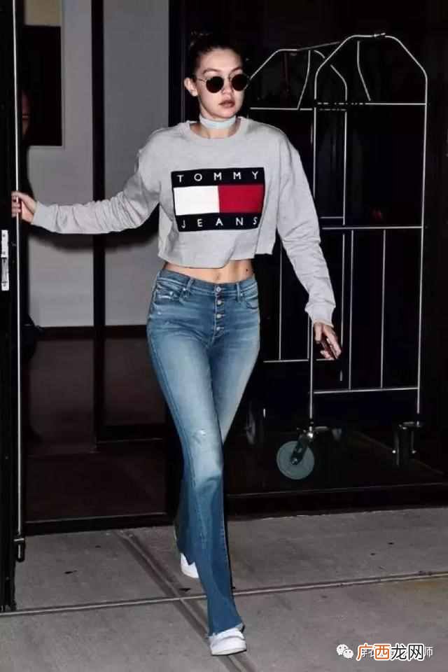 经典百搭色系 衣服灰色配什么颜色好看