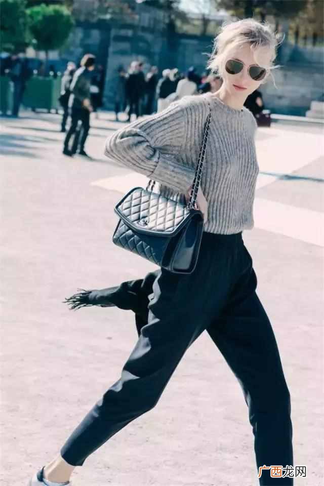 经典百搭色系 衣服灰色配什么颜色好看