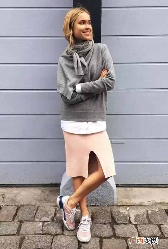 经典百搭色系 衣服灰色配什么颜色好看