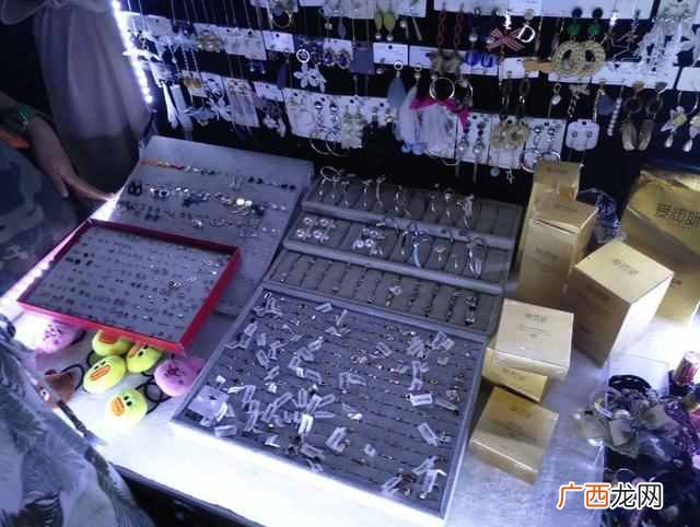 夜市卖耳环用什么摆（卖饰品需要准备哪些工具