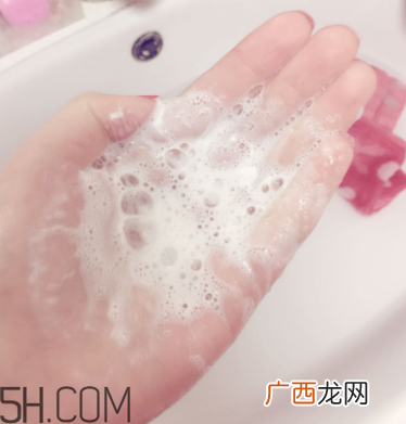 瓷肌晶透雪肌洁面乳可以卸妆吗？清洁力如何？