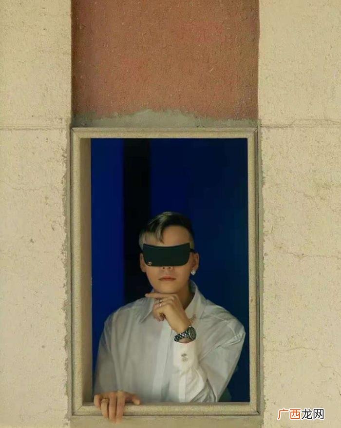 陈伟霆白发照片，陈伟霆染白发超帅气