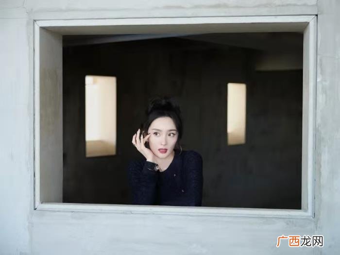 陈伟霆白发照片，陈伟霆染白发超帅气