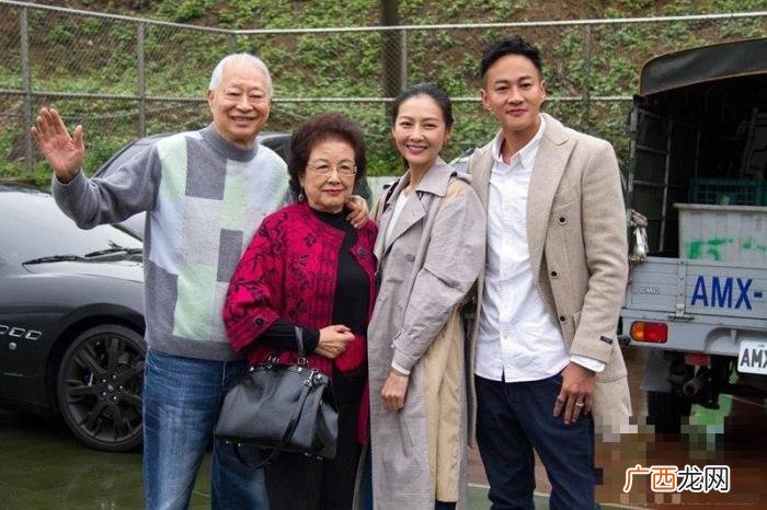 何润东晒与妻子出游照 何润东真实身高