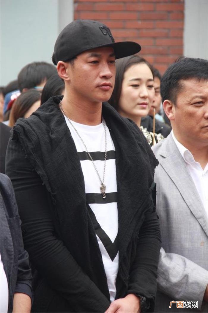 何润东晒与妻子出游照 何润东真实身高