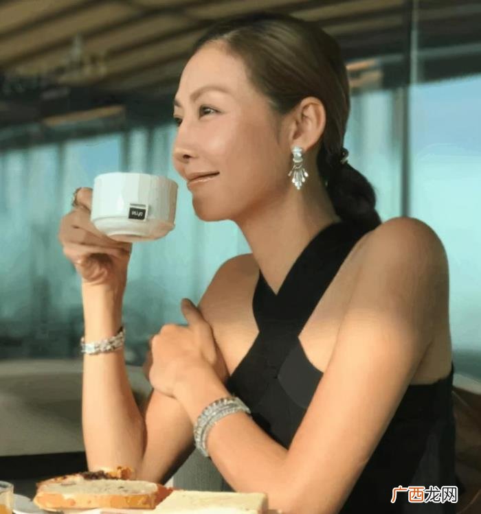 何润东晒与妻子出游照 何润东真实身高