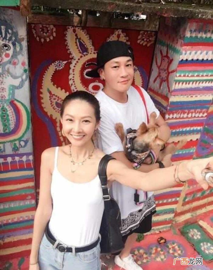 何润东晒与妻子出游照 何润东真实身高