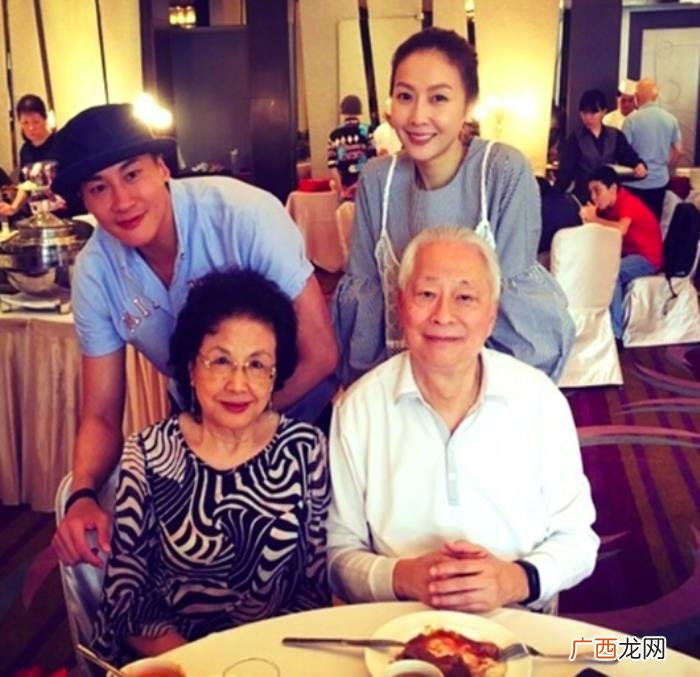何润东晒与妻子出游照 何润东真实身高