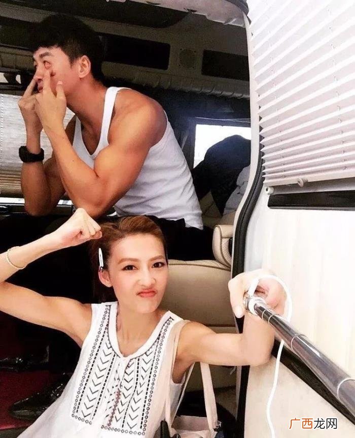 何润东晒与妻子出游照 何润东真实身高