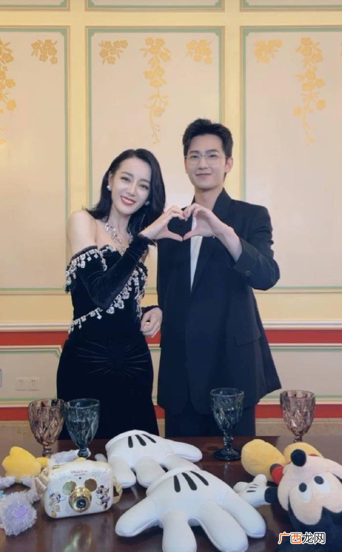 杨洋在追迪丽热巴,杨洋迪丽热巴迪士尼看烟花