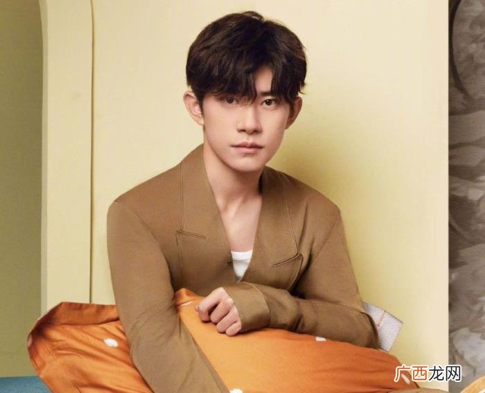 易烊千玺半边脸图片，易烊千玺出关之后晒自拍