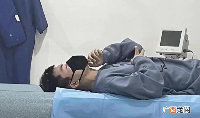 易烊千玺半边脸图片，易烊千玺出关之后晒自拍