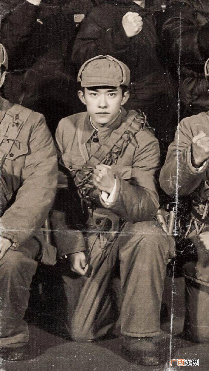 易烊千玺半边脸图片，易烊千玺出关之后晒自拍