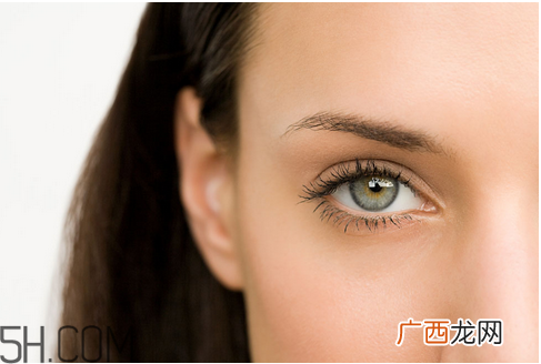 眼霜分几种？眼霜和眼部精华一样吗？