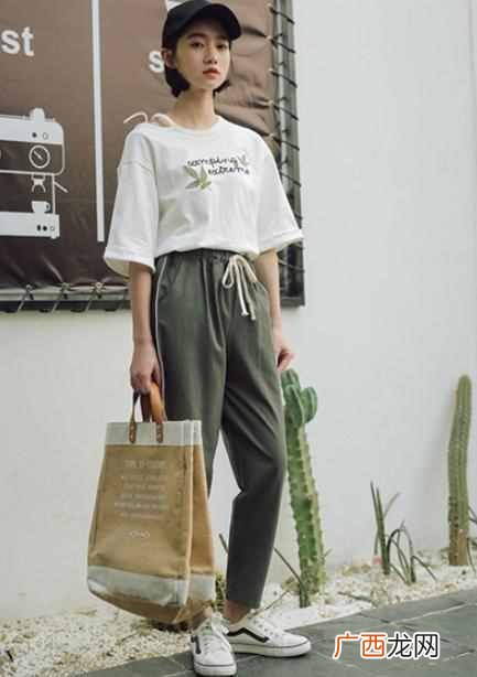 绿裤子的搭配什么上衣（女生绿裤子配什么上衣