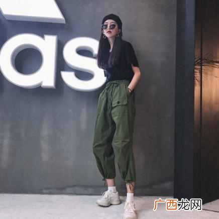 绿裤子的搭配什么上衣（女生绿裤子配什么上衣