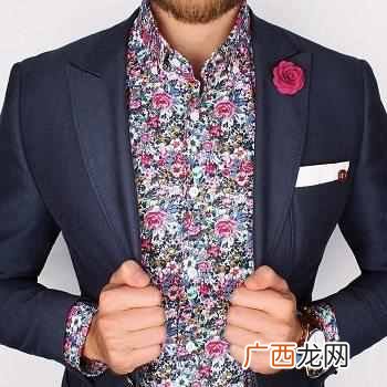 蓝色西装怎么穿搭好（什么场合适合穿蓝色西装