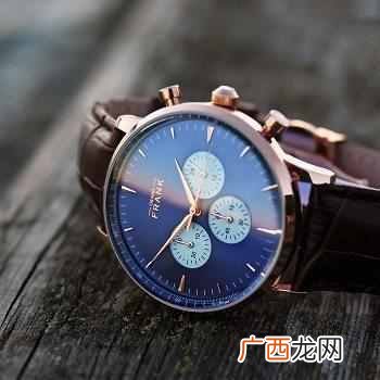 蓝色西装怎么穿搭好（什么场合适合穿蓝色西装