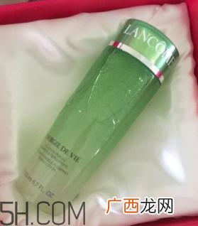兰蔻水光润养美容液油不油？适合油皮吗？