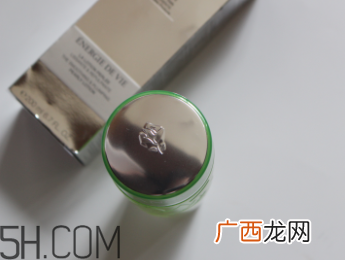 兰蔻水光润养美容液油不油？适合油皮吗？