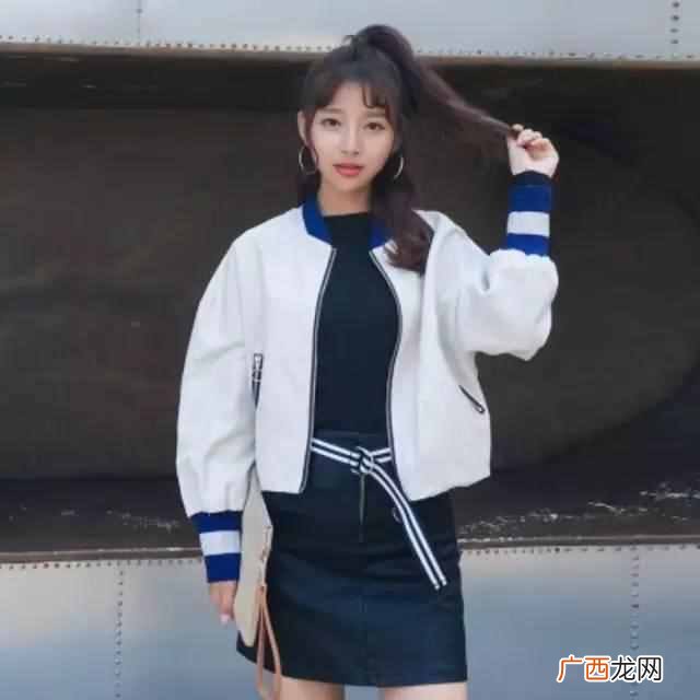 黑色棒球服的搭配什么裤子（搭配方法塑造潮流