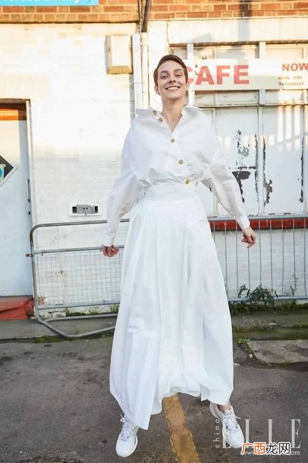 教你穿出优雅女神范 粉上衣白裤子配什么鞋