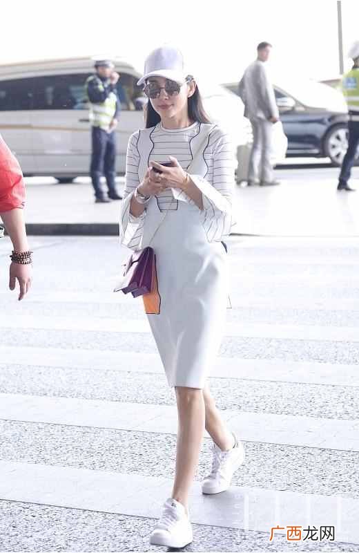 教你穿出优雅女神范 粉上衣白裤子配什么鞋