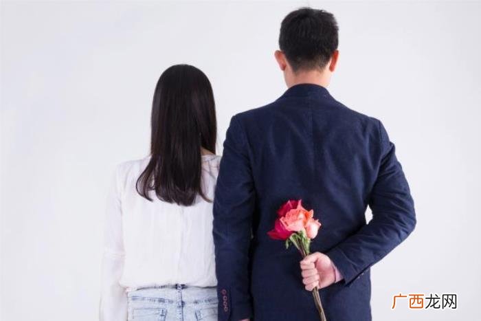 要主动给喜欢的男生打电话吗，越要学会主动和他断联