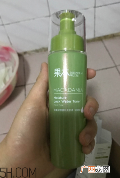 诗婷露雅生肌液滋润型适合轻熟肌吗？油不油？