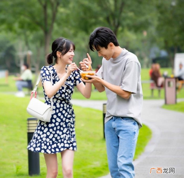 李溪芮和何与在现实是什么，李溪芮何与新剧甜到发齁