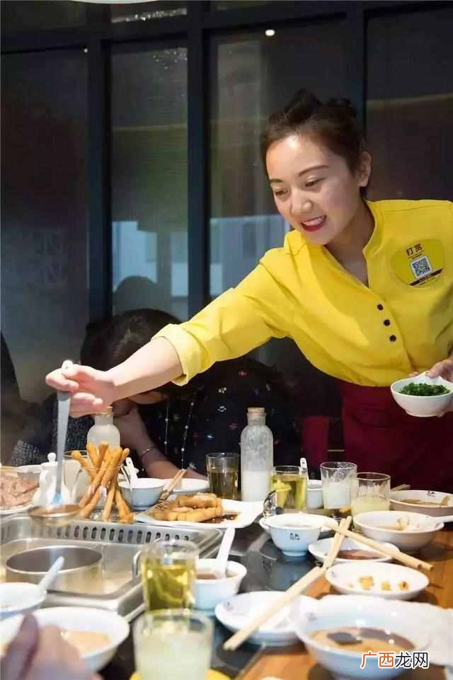 火锅店迎宾什么要求（火锅店迎宾主要工作职责