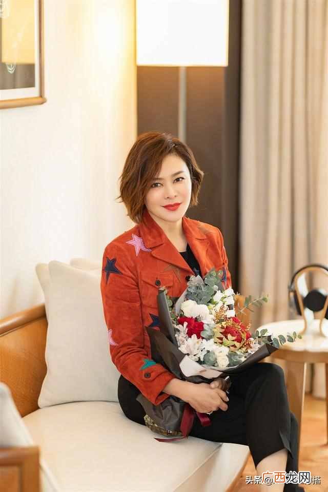 橙色裤子配上衣图 橙色中裤配什么上衣