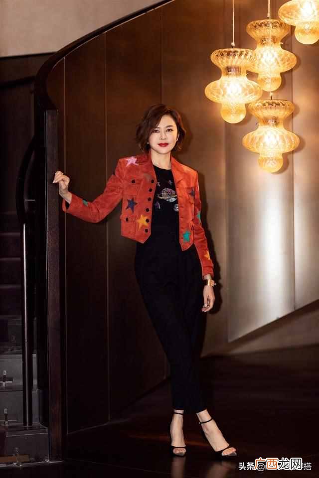 橙色裤子配上衣图 橙色中裤配什么上衣