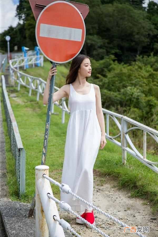 夏季拍照穿什么衣服好看（拍照适合穿什么裙子