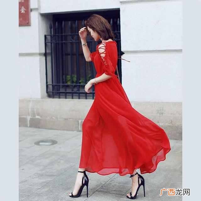 夏季拍照穿什么衣服好看（拍照适合穿什么裙子