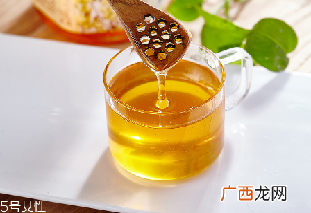 嘴唇干裂脱皮可以用蜂蜜吗？滋润唇部小妙招