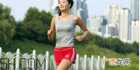 脸部卸妆可以用来卸眼妆吗？跑步前需要卸妆吗？