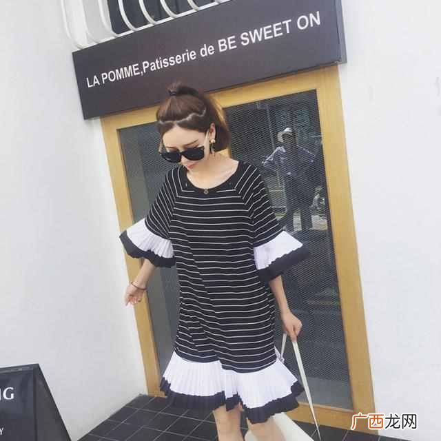 竖条连衣裙配什么包（带你走进条纹连衣裙的世
